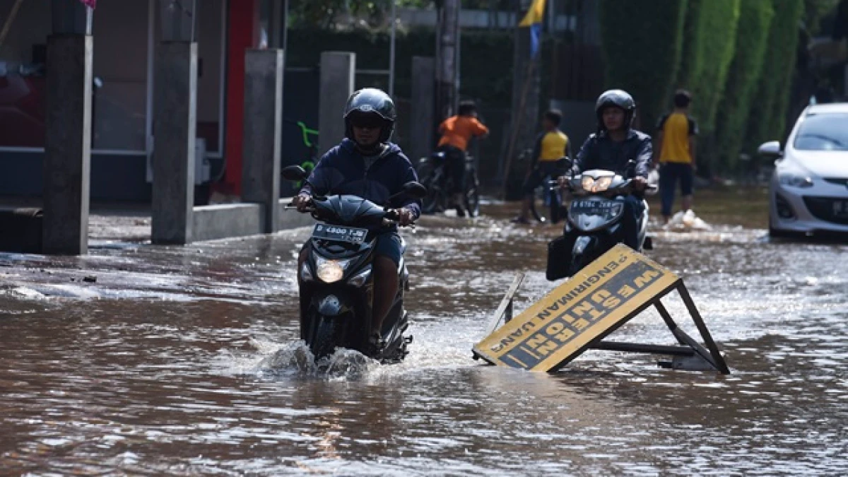 Banjir Jakarta Meluas di 30 RT, Ketinggian Air Nyaris Capai 1 Meter