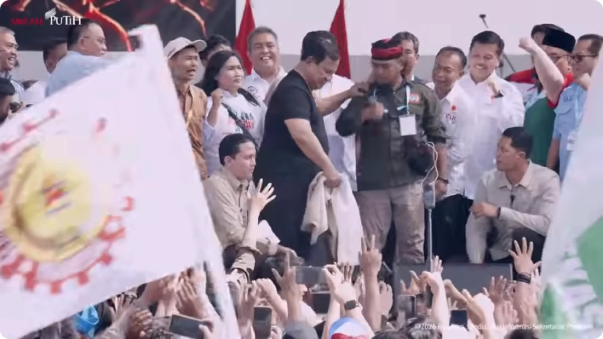 Prabowo Lempar Topi dan Kemeja hingga Joget Bareng Buruh saat Hadiri May Day 2026 di Monas