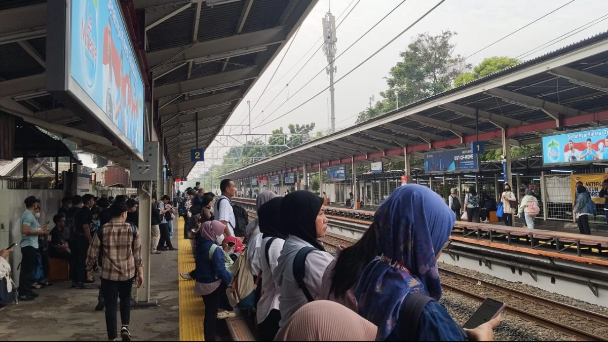 Imbas Tergenang Banjir, Sejumlah Perjalanan KRL Jakarta Alami Keterlambatan hingga Lumpuh Total