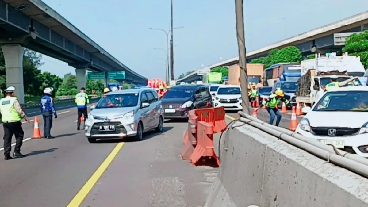 Tol Jakarta–Cikampek Macet Parah, Polisi Berlakukan Contraflow di KM 47-65