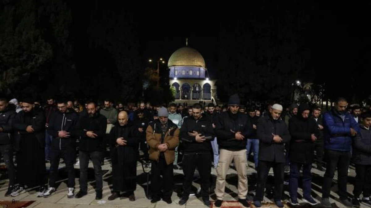 Khusyuk! Ini Potret 50 Ribu Warga Palestina Salat Tarawih di Masjid Al-Aqsa Meski Dihadang Pembatasan Israel