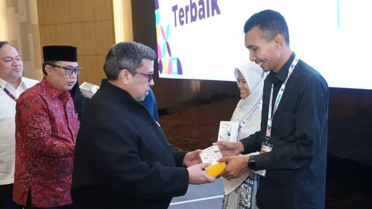 Kepala BPJPH Babe Haikal Serahkan Penghargaan ke 10 Pendamping Sertifikat Halal