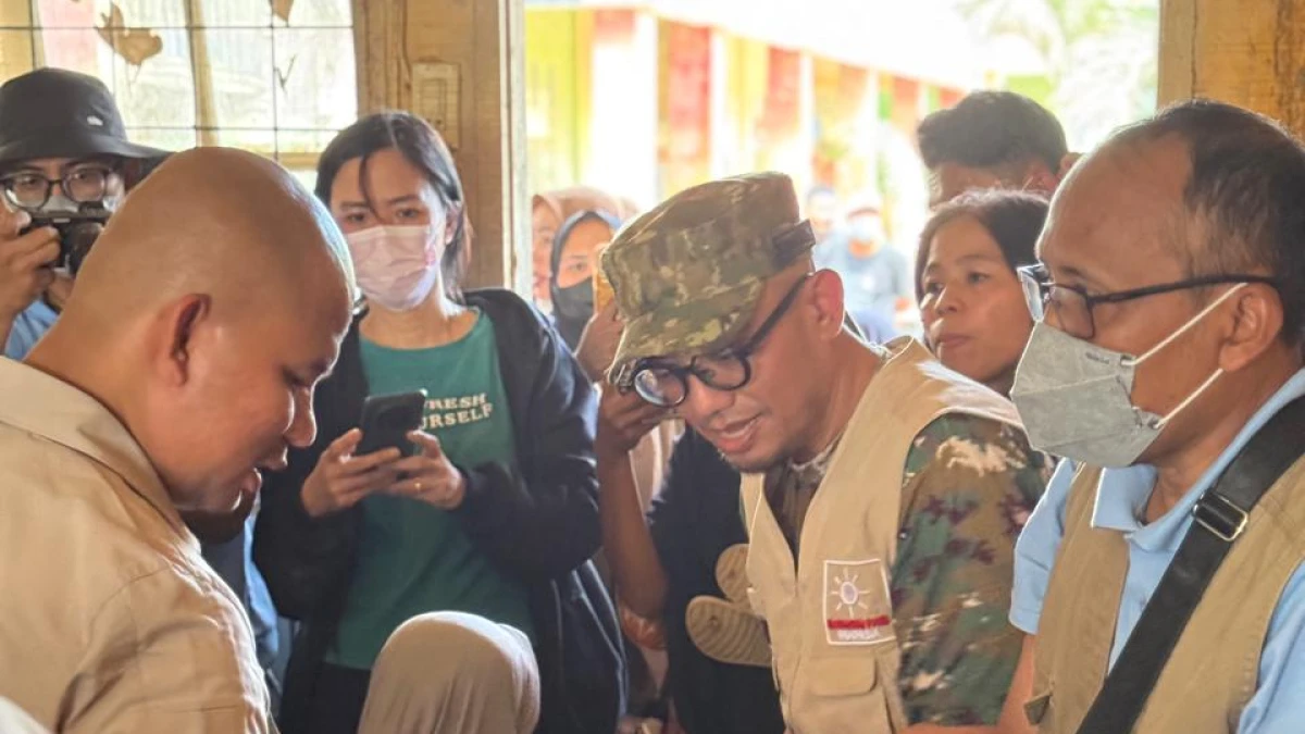 Wamenhaj Dahnil Bagikan Sembako hingga Perlengkapan Sekolah ke Warga Terdampak Banjir