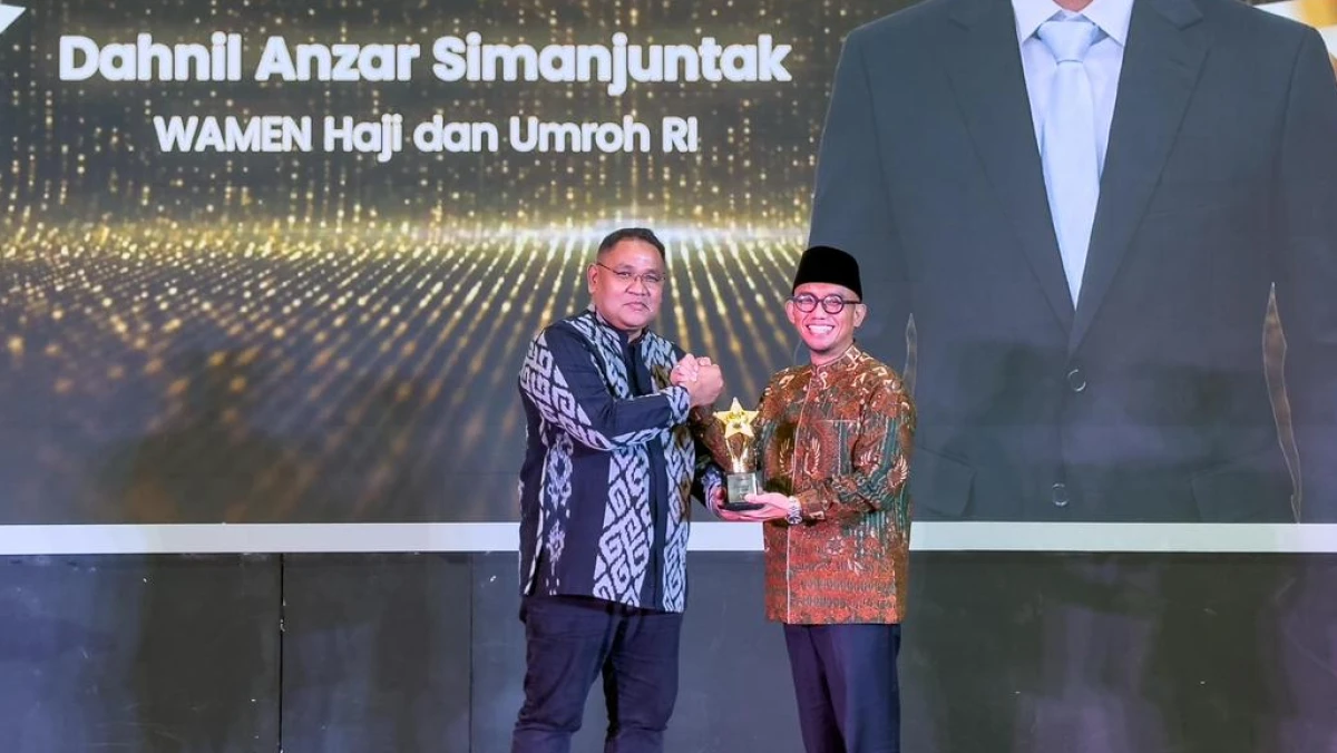 Hari Pers Nasional 2026, Wamenhaj Dahnil Terima Penghargaan Golden Leader dari JMSI