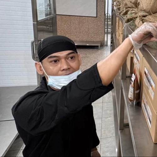 Di Tengah Panas Makkah, Koki Farhan Racik Ribuan Hidangan untuk Jemaah Haji