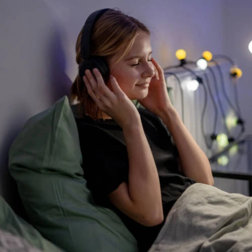 Ternyata Mendengarkan Musik Bisa Atasi Gangguan Tidur, Ini Sederet Manfaatnya!