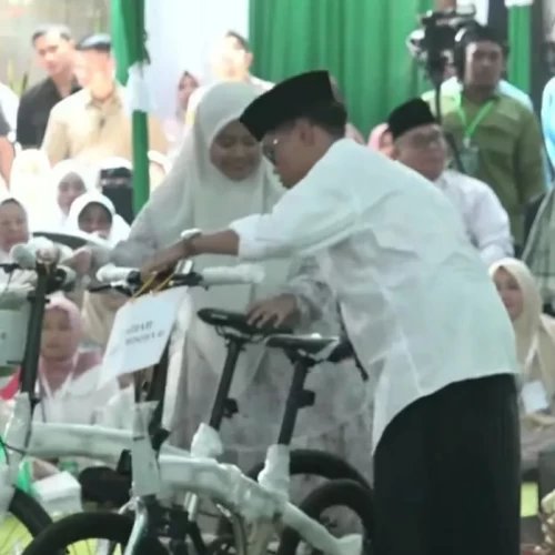 Kagum Jawaban Santri di Haul KH Wahab Chasbullah, Wapres Gibran Kasih Hadiah Sepeda