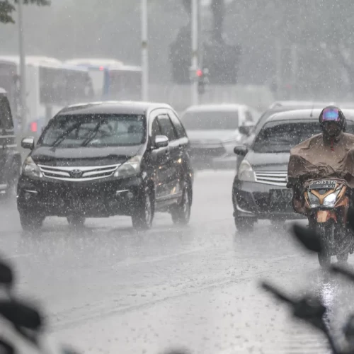 BMKG Prediksi Hujan Sangat Lebat Guyur Jawa Barat, NTT, dan Maluku Hari Ini