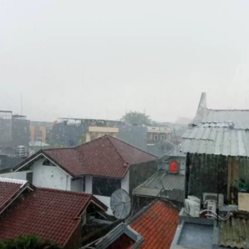 Cuaca Rabu 13 Mei 2026: Hujan Lebat Masih Berpotensi Guyur Sejumlah Wilayah, Bibit Siklon 96W Jadi Pemicu