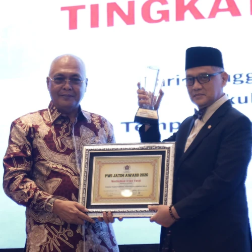 Menhaj Gus Irfan Terima Penghargaan Tokoh Transformasi Tata Kelola Ibadah Haji dari PWI Jawa Timur