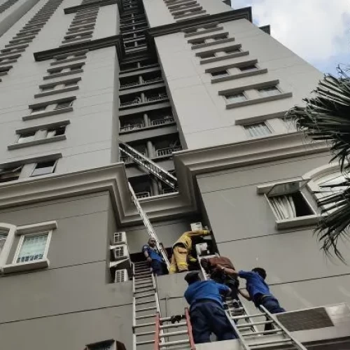 Kebakaran Apartemen Mediterania Jakbar, Evakuasi Penghuni Dramatis Pakai Tangga