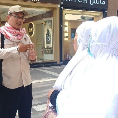 Petugas Haji Berjibaku Dampingi Jemaah Masuk Raudhah