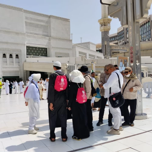 Tim Seksus Masjidil Haram PPIH Arab Saudi Sigap Bantu Jemaah Terpisah Rombongan Kembali ke Hotel