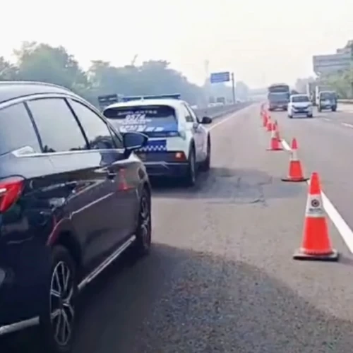 Libur Panjang: Arus Kendaraan Membludak, Contraflow Diberlakukan di Tol Jakarta-Cikampek