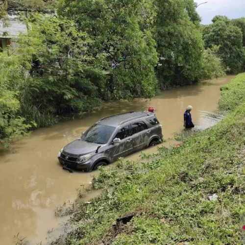 Mobil Perempuan Muda Nyemplung ke Sungai di Tangerang, Gara-gara Sibuk Cari Kartu Tol