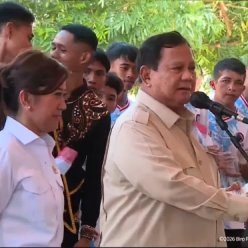 Datangi Ujung Utara RI, Menkomdigi Dampingi Presiden di Miangas Bagikan Konektivitas Internet dan HP ke Seluruh KK