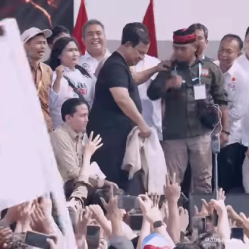 Prabowo Lempar Topi dan Kemeja hingga Joget Bareng Buruh saat Hadiri May Day 2026 di Monas