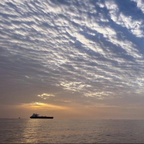 Trump Sebut AS Akan Kawal Kapal-Kapal Terjebak di Selat Hormuz Mulai Senin, Iran Murka