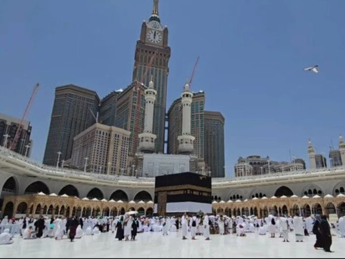 Menyaksikan Langsung Fenomena Rashdul Kiblat Tepat di Depan Ka'bah