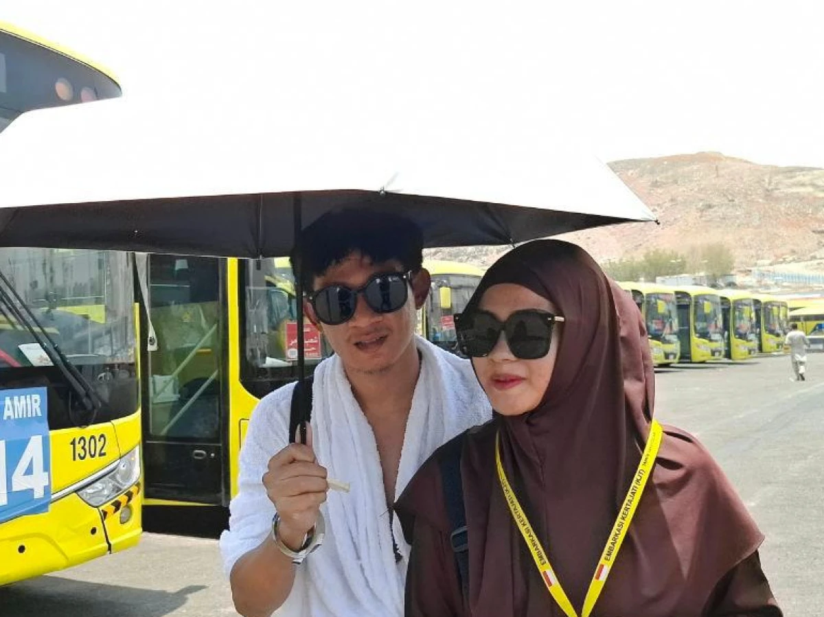 Bahagianya Pasangan Muda Berhaji Bersama, Berdoa Minta Dikasih Momongan