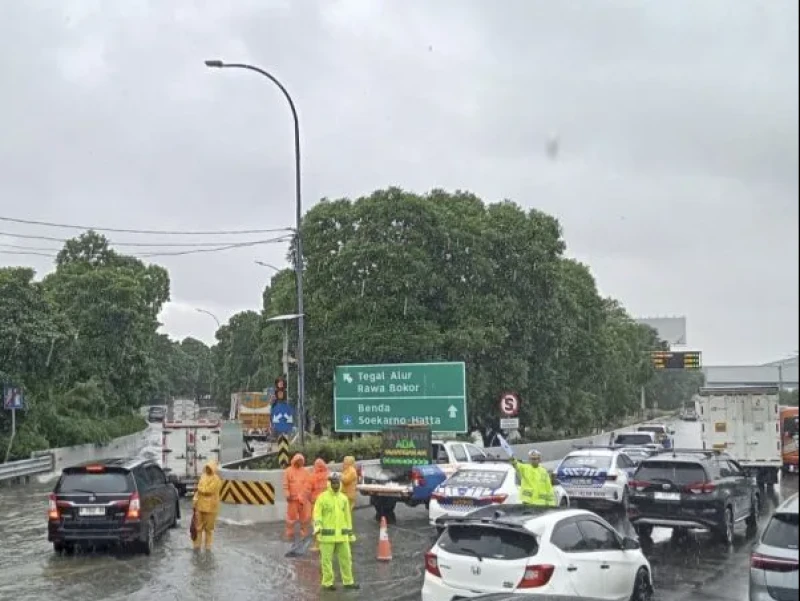 Tol Masih Banjir, Arus Kendaraan Menuju Bandara Soetta dan Sebaliknya Tersendat