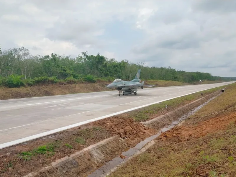Sejarah! 2 Jet Tempur TNI AU Mendarat Mulus dan Lepas Landas di Tol Trans Sumatera