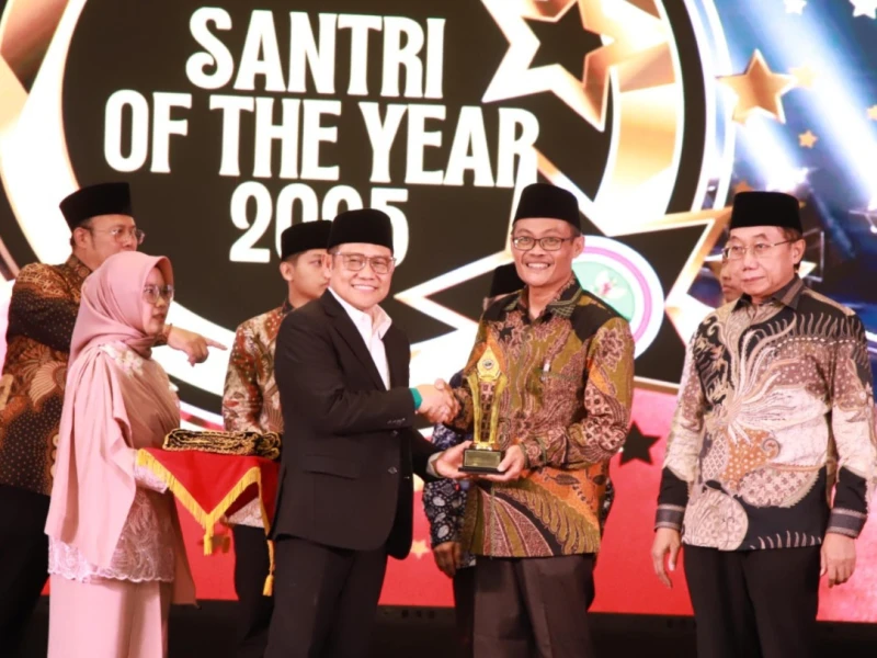 Rektor UIN Banten Prof Ishom Dinobatkan sebagai Santri of The Year 2025