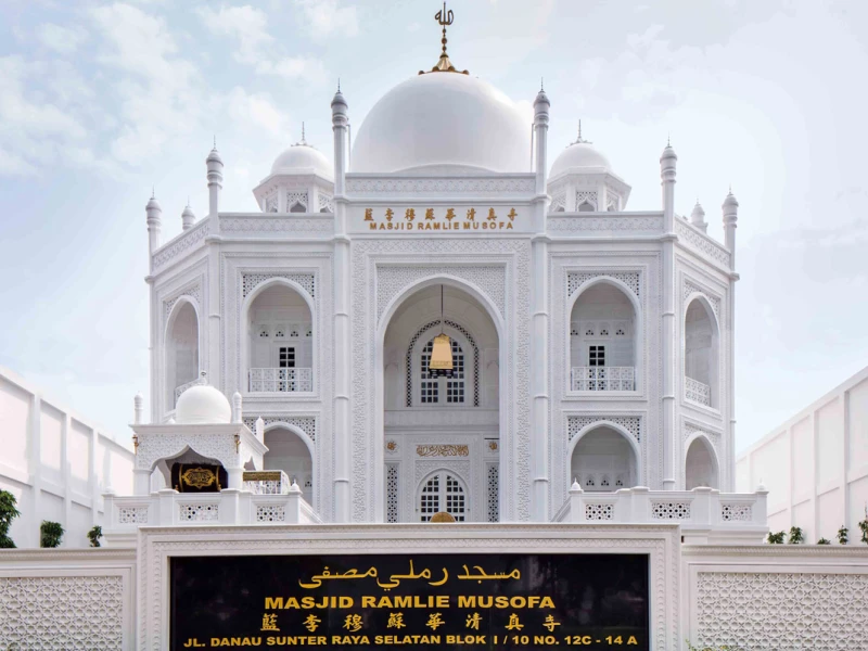 6 Hal Menarik Masjid Ramlie Musofa, Masjid Megah yang Satukan Tiga Peradaban