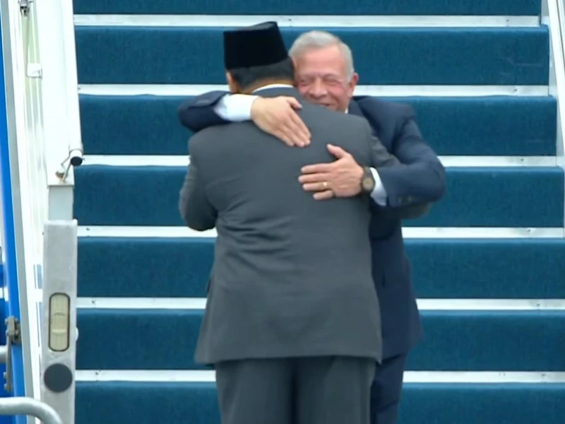 Momen Prabowo Peluk Raja Yordania Abdullah II saat Tiba di Halim
