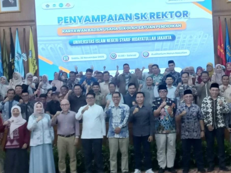 Rektor UIN Jakarta Serahkan SK bagi Ratusan Pegawai Satuan Pendidikan