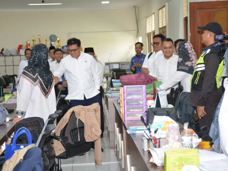 Rektor UIN Jakarta Tinjau Proses Belajar di Madrasah Pembangunan Pasca Penyerahan SK Pegawai