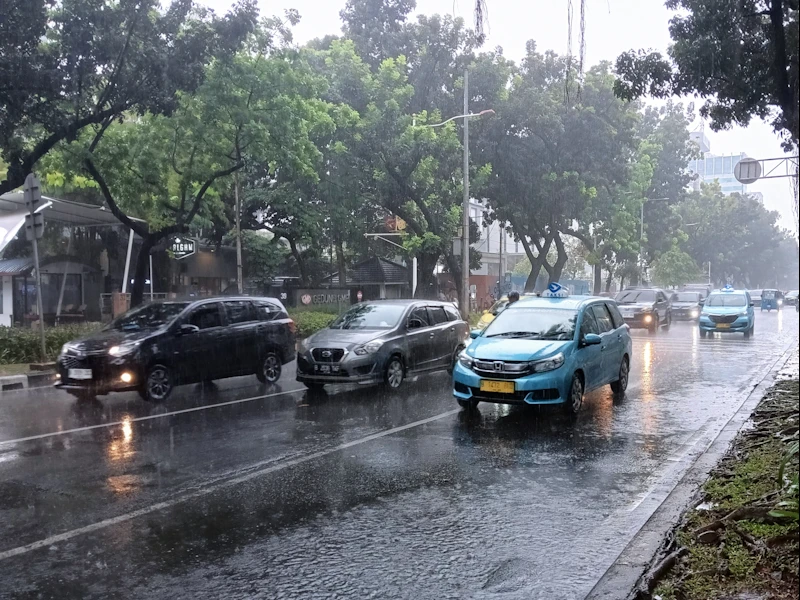 Cuaca di Akhir Pekan: 6 Kota Besar Diintai Hujan Petir, BMKG Imbau Warga Waspada