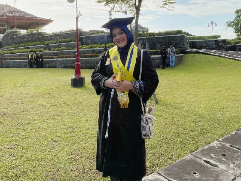 Kisah Inspiratif Sania Nadlirotullubba: Lulus dari UGM dengan IPK 3,98