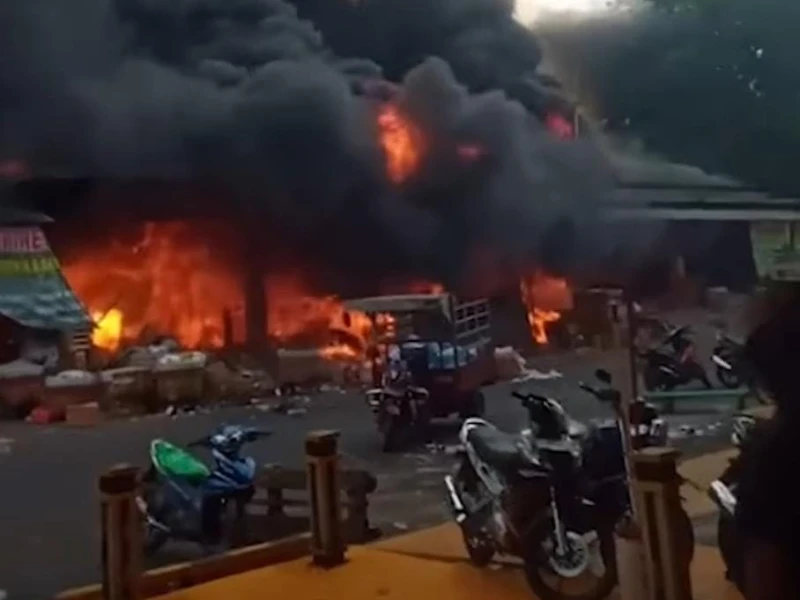 Pasar Induk Kramat Jati Terbakar, 16 Unit Mobil Pemadam Dikerahkan