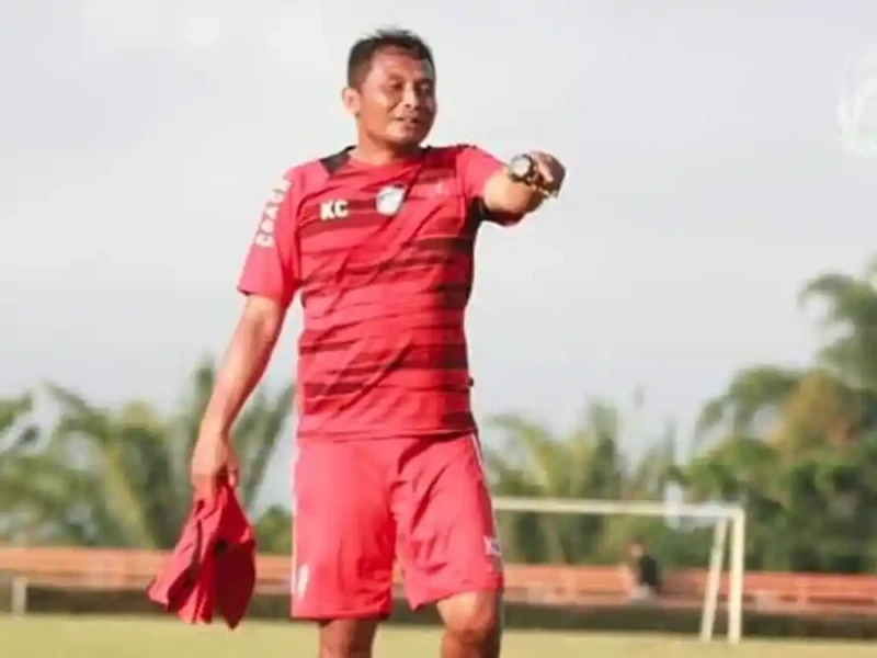 Asisten Pelatih Arema FC Kuncoro Meninggal Dunia Saat Laga Trofeo di Stadion Gajayana