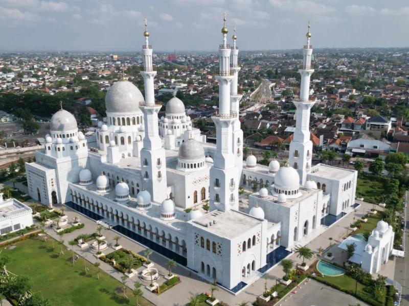 Masjid Raya Sheikh Zayed Solo, Ikon Baru Surakarta dengan 7.000 Paket Takjil Per Hari Selama Ramadan