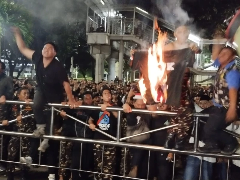 Gus Yaqut Ditahan, Ribuan Banser Menangis dan Teriakkan 'KPK Dholim'