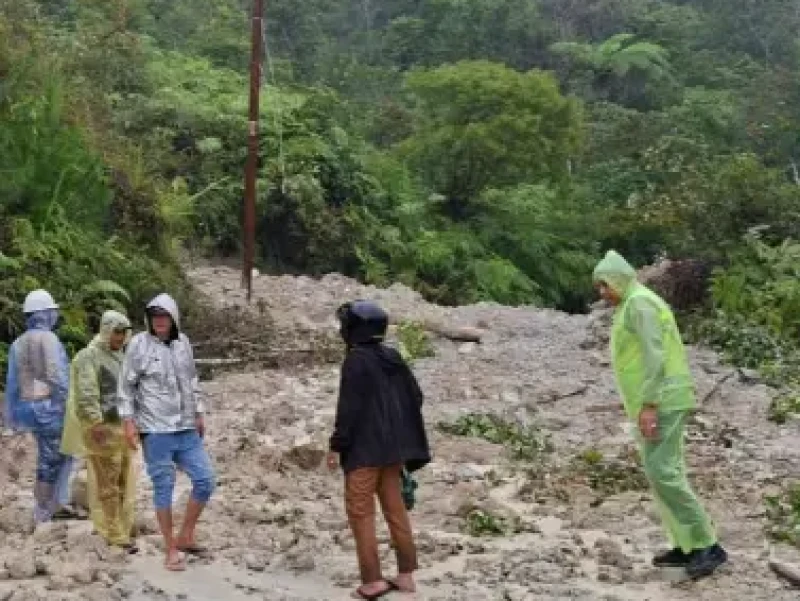 Jalur Penghubung Sipirok–Taput Lumpuh Total Akibat Tanah Longsor