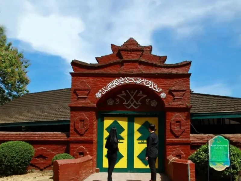 Mengenal Masjid Cipta Rasa, Peninggalan Sunan Gunung Djati dengan Arsitektur Unik