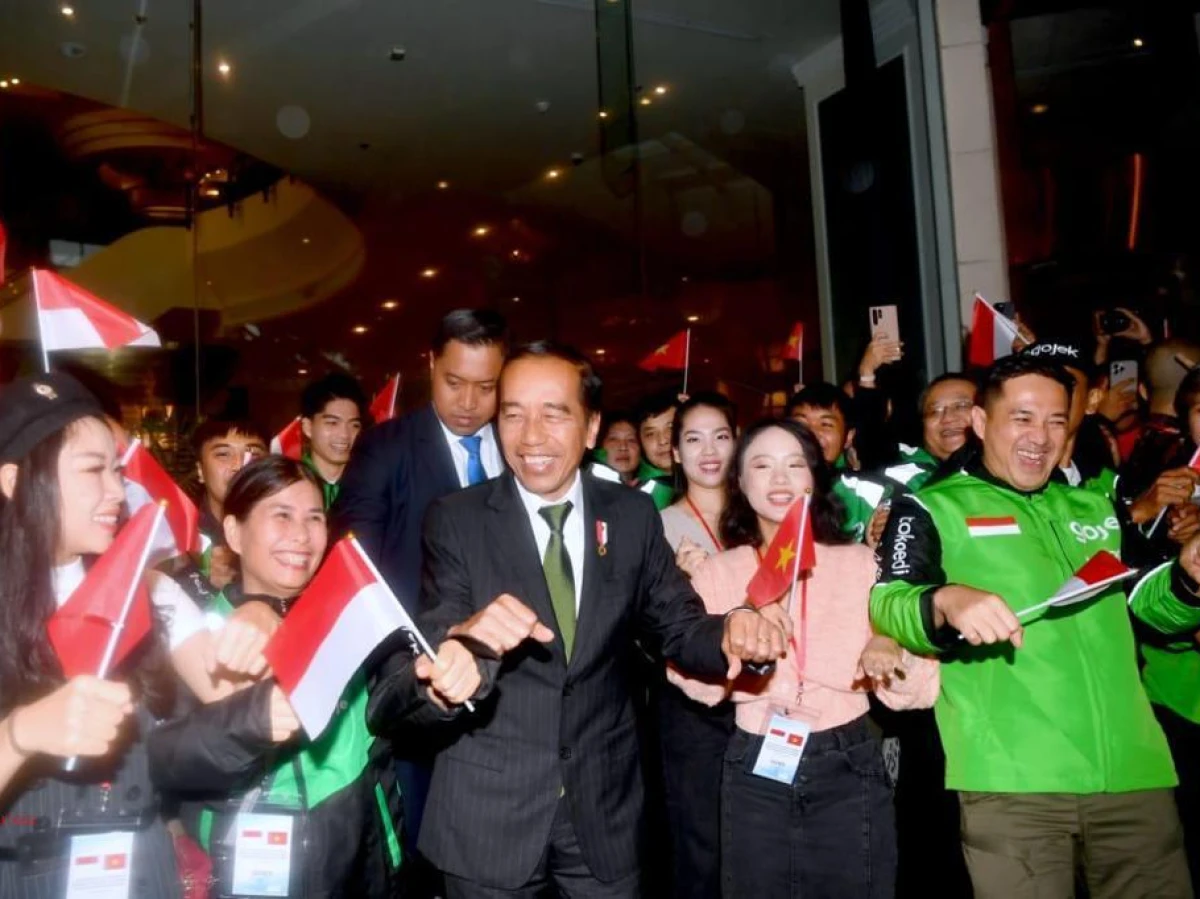 Tiba di Hanoi Vietnam, Presiden Jokowi Diajak Joget Bareng WNI