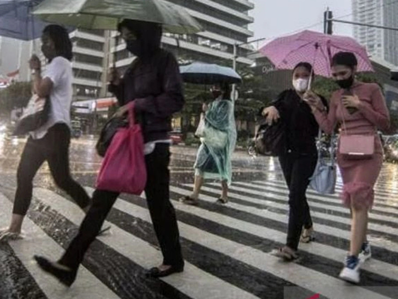 Prediksi Cuaca BMKG Hari Ini : Sebagian Ibu Kota Provinsi di Indonesia Hujan Ringan