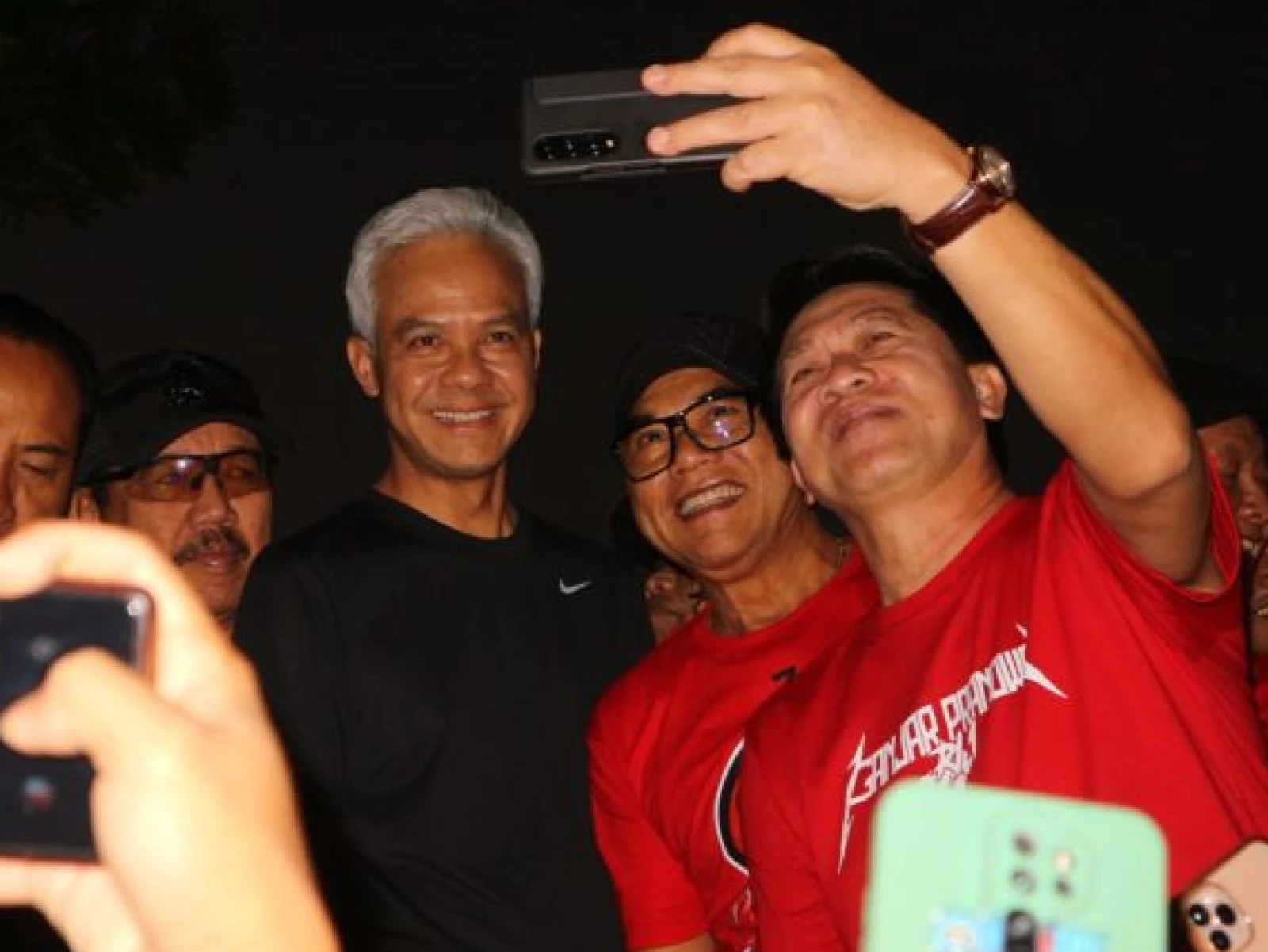 Ganjar Swafoto Bersama Warga, Gemuruh 'Ganjar Presiden' Bergema