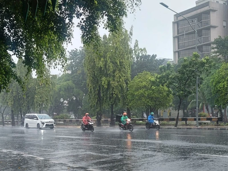 Hari ke-23 Ramadan, Sejumlah Wilayah Indonesia Diguyur Hujan