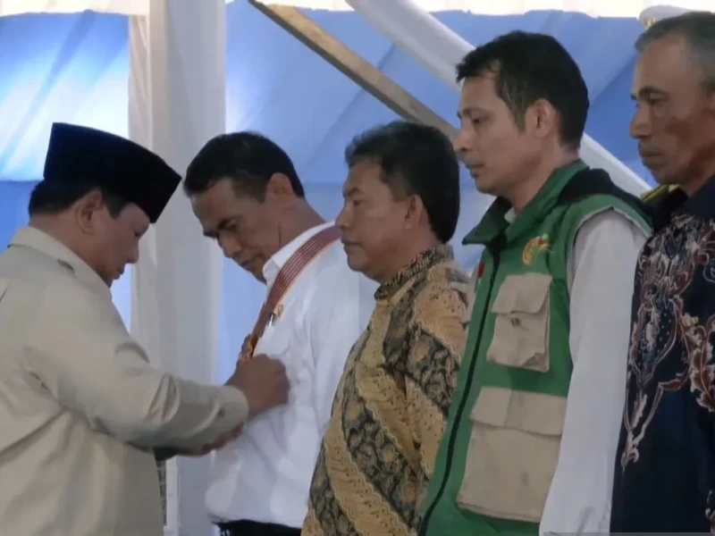Swasembada Pangan Tercapai, Prabowo Anugerahkan Tanda Kehormatan kepada Mentan dan Tokoh Pertanian