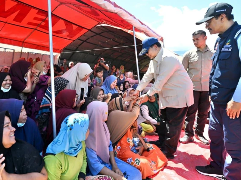 Momen Haru Presiden Prabowo Temui Korban Banjir di Posko Pengungsian Aceh Tenggara