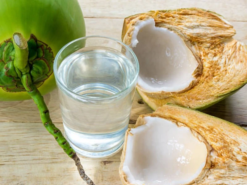 Mitos atau Fakta Air Kelapa Bisa Redakan Panas Dalam? Simak Penjelasan Medisnya!
