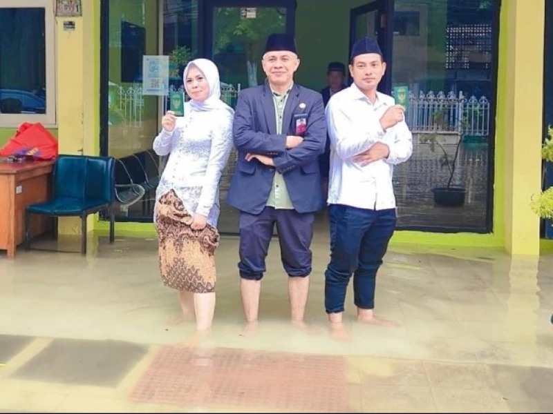 Akad di Tengah Banjir, KUA Pademangan Buktikan Negara Hadir Layani Tanpa Batas