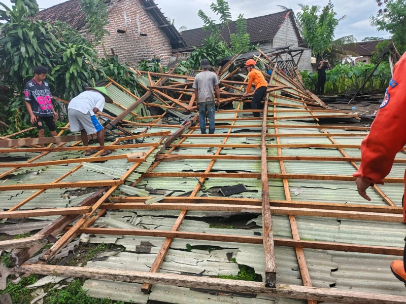 BNPB Catat Tanah Bergerak Rusak 20 Rumah di Sukabumi, Angin Kencang Hantam 11 Unit di Blitar