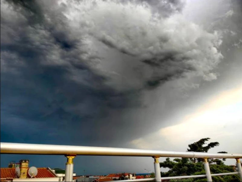 Jatim Siaga Hujan Sangat Lebat, Jabar, Jakarta hingga Jogja Waspada Angin Kencang 15-18 Desember 2025