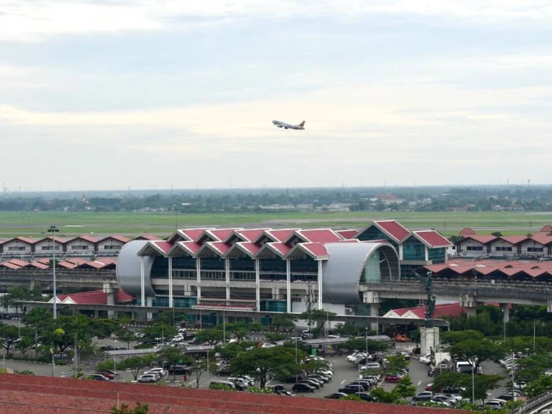 AS-Israel Serang Iran, Bandara Soetta Atur Ulang 39 Jadwal Penerbangan Timur Tengah
